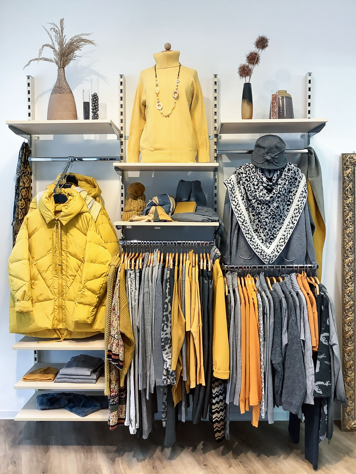 Jacken, Hosen, Accessoires, Damenbekleidung in grau und gelb Farben