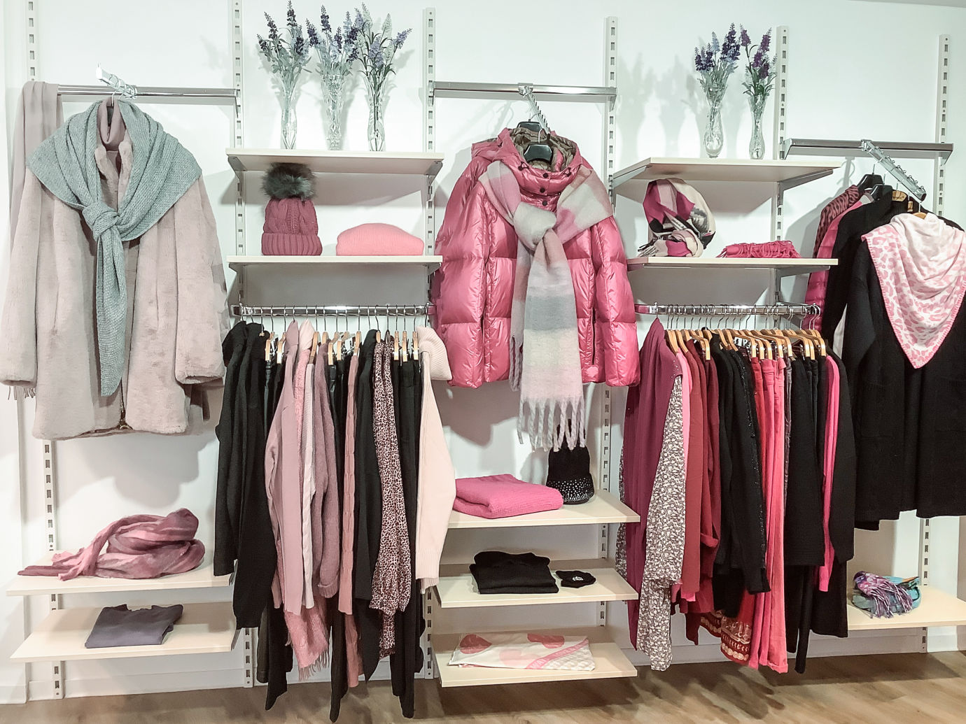 Jacken, Hosen, Accessoires, Damenbekleidung in rosa, schwarz und grau